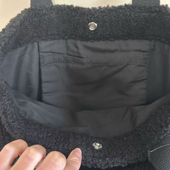 NWT Levi’s Sherpa Tote Bag Black - Picture 4 of 8